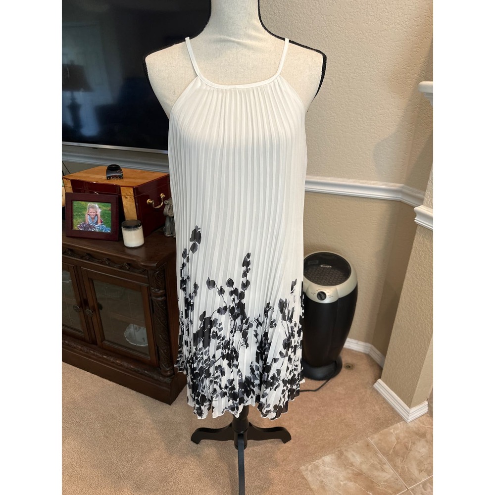 Women’s Ellames Pleated Dress. Size XL NEW!